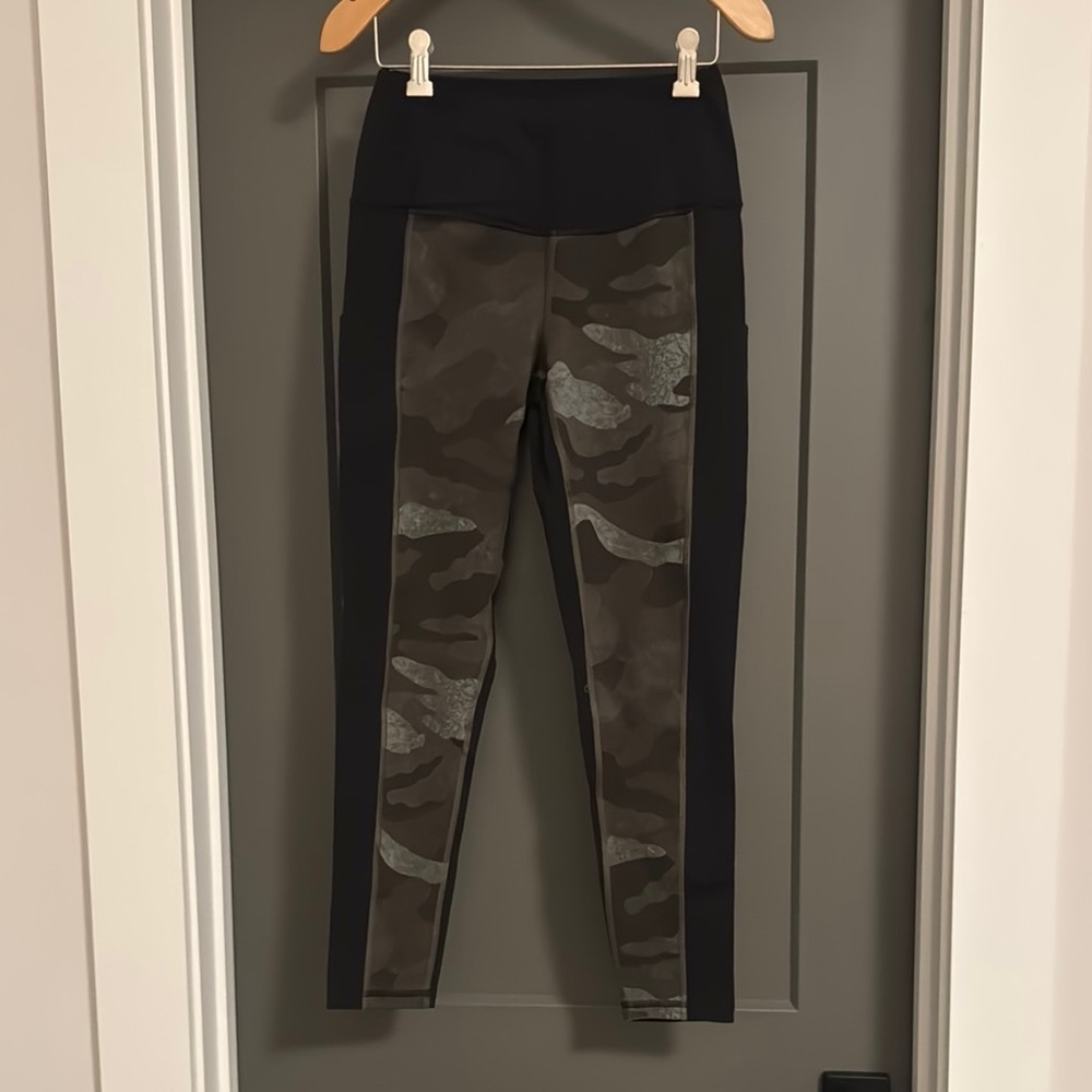 LIKE NEW - The North Face Women’s Camo and Black Leggings